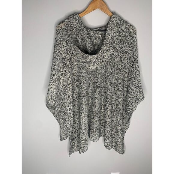 NEW Francesca’s Alya hoodie poncho  - Picture 3 of 7